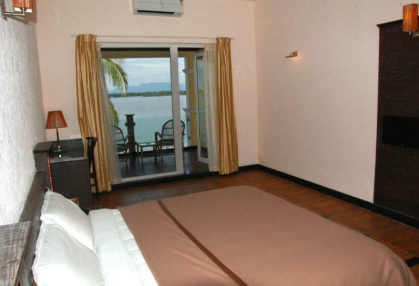 جناح جونيور مطل علي البحيرة, Blue Waters