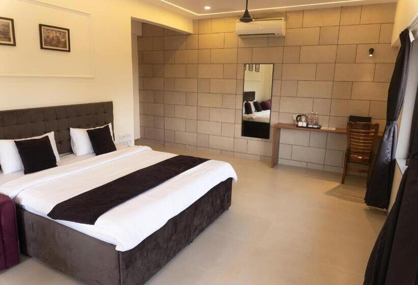 带大床的高级房间, Girivihar Holiday Club   Pure Veg