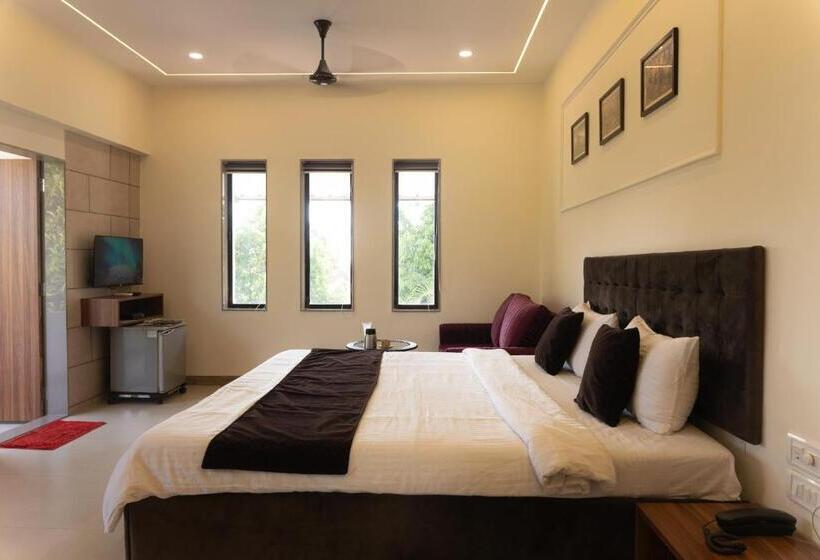 اتاق سوپریور با تخت بزرگ, Girivihar Holiday Club   Pure Veg