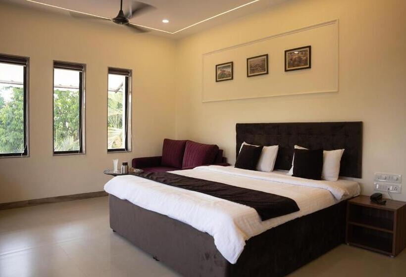 اتاق سوپریور با تخت بزرگ, Girivihar Holiday Club   Pure Veg