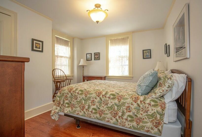 标准间, Clark Currier Inn
