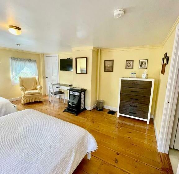 غرفة قياسية, Clark Currier Inn