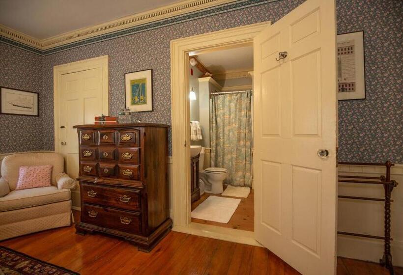 غرفة قياسية سرير ملكى, Clark Currier Inn