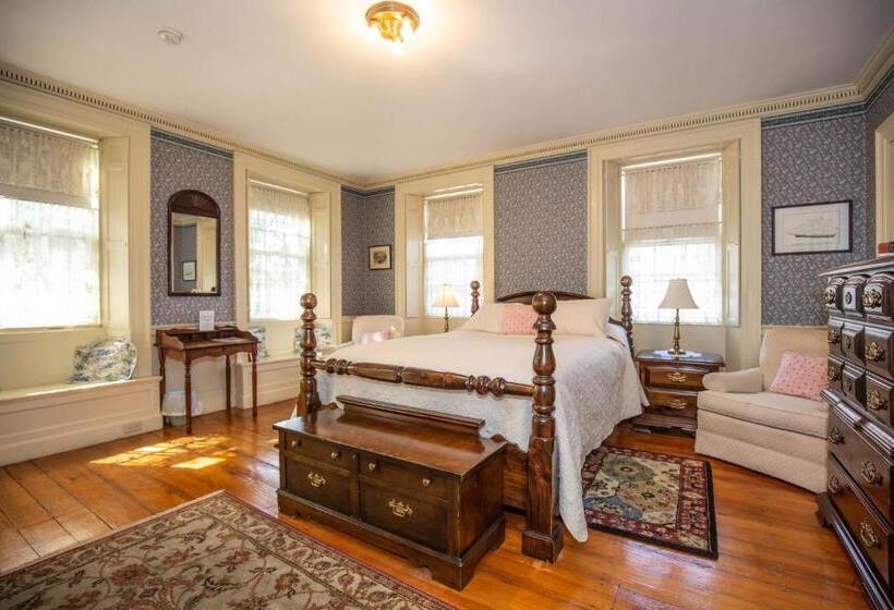 غرفة قياسية سرير ملكى, Clark Currier Inn