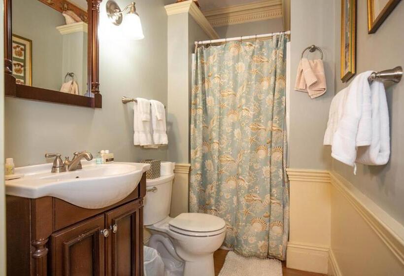 غرفة قياسية سرير ملكى, Clark Currier Inn