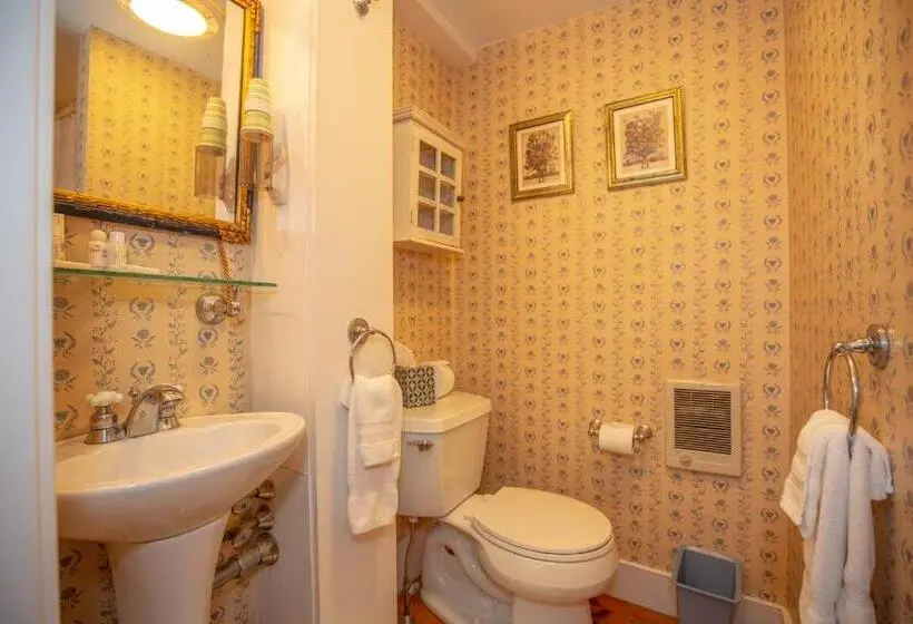クイーンサイズベッドのスタンダードルーム, Clark Currier Inn