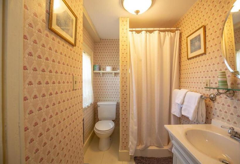 غرفة كلاسيكية سرير ملكى, Clark Currier Inn