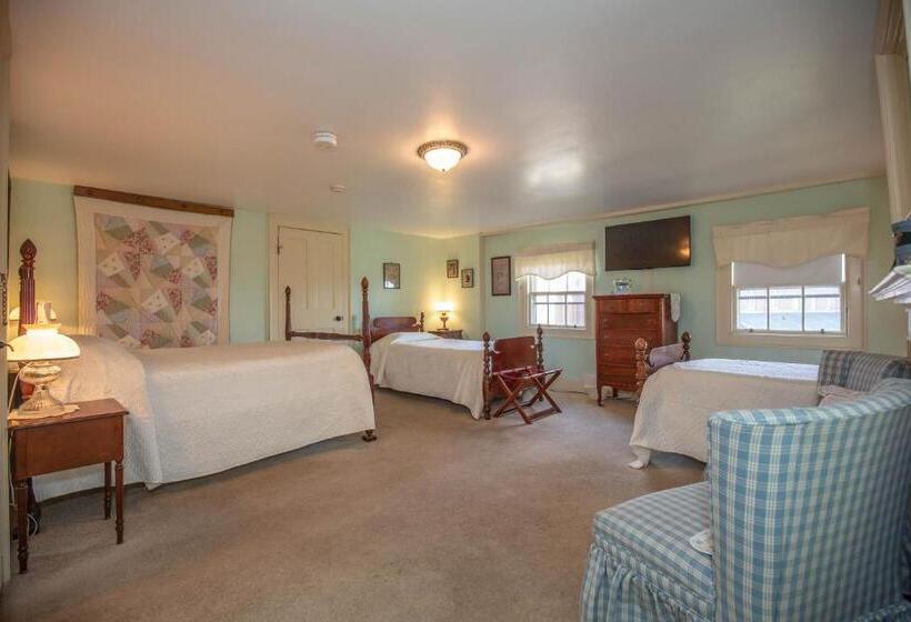 Номер Стандарт Трехместный, Clark Currier Inn