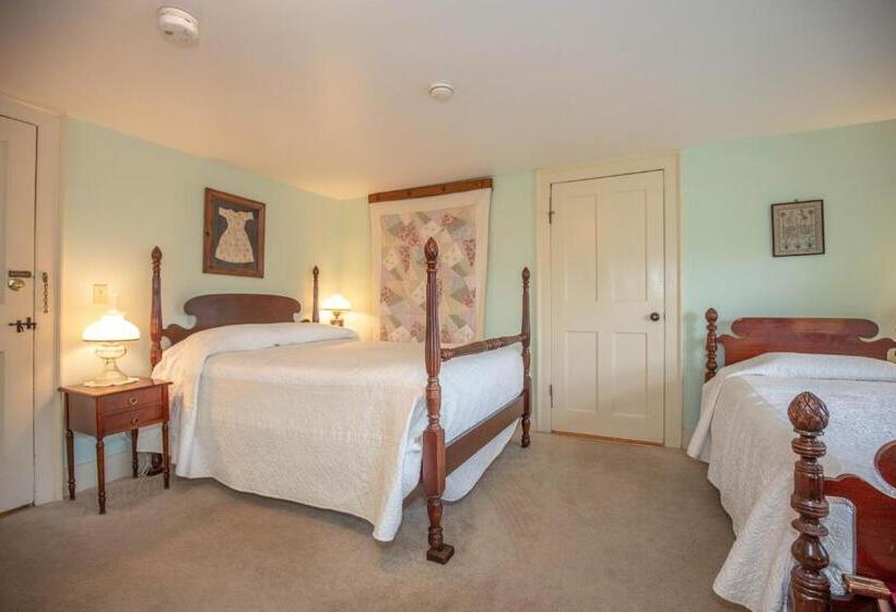 غرفة قياسية ثلاثية, Clark Currier Inn