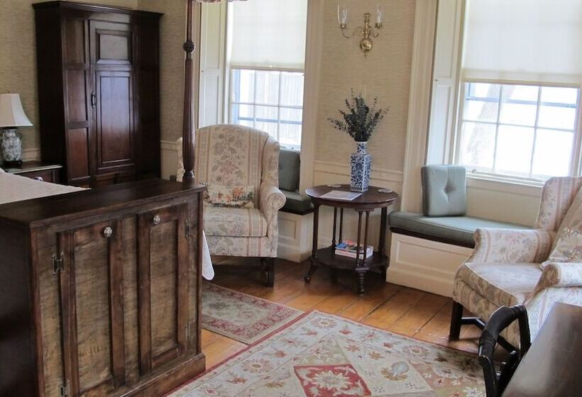 غرفة قياسية, Clark Currier Inn