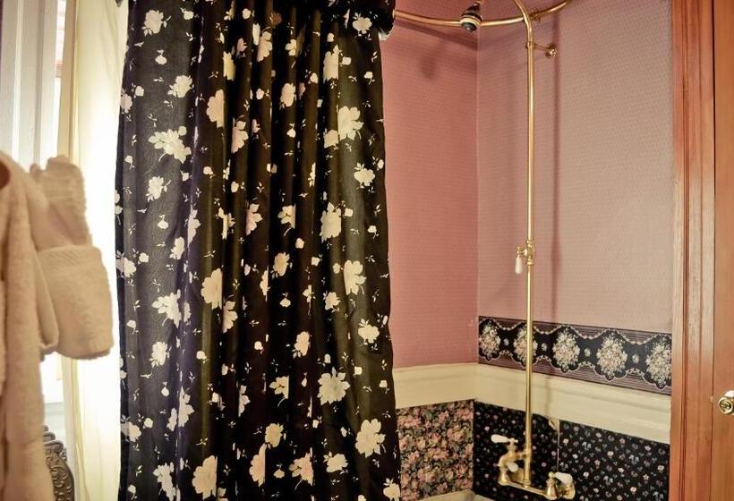 غرفة قياسية سرير ملكى, Cripple Creek Hospitality House & Travel Park