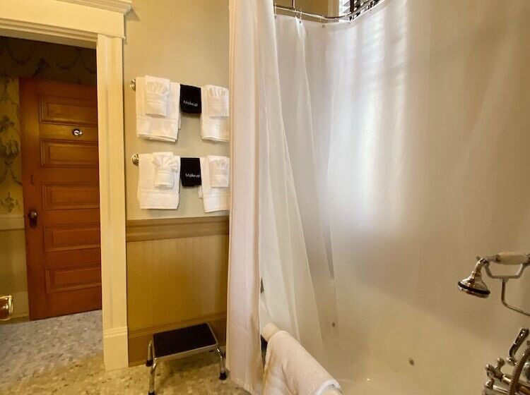 غرفة قياسية سرير ملكى, Cripple Creek Hospitality House & Travel Park