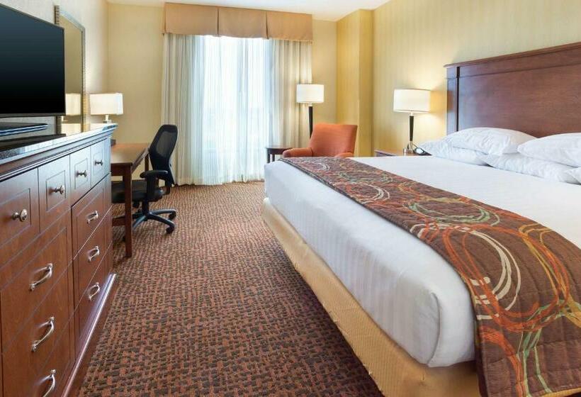 מיטת קינג בסוויטה, Drury Plaza Hotel Mt Vernon