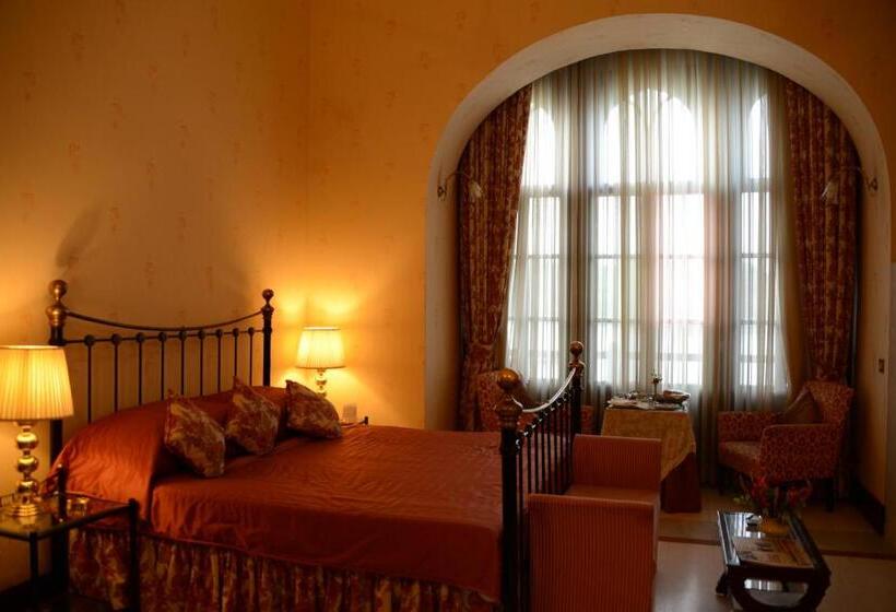 Люкс, Gajner Palace Heritage By Hrh Group Of Hotels