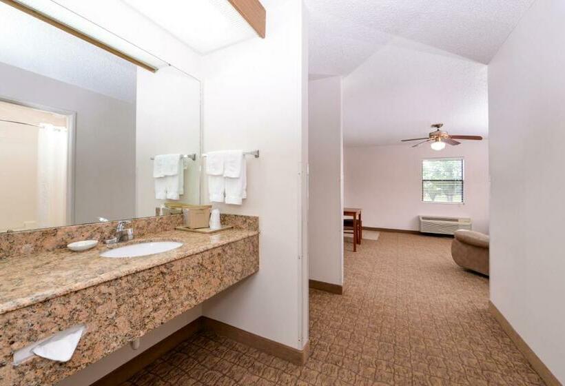 جناح سرير كينج, Briarwood Inn Of Geneva