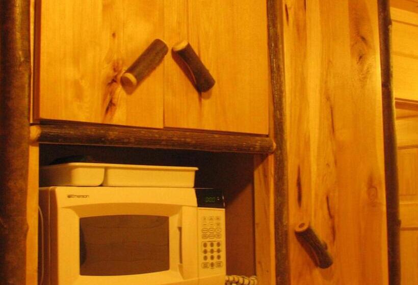 חדר דלוקס לארבעה, Pine Knoll Hotel Lakeside Lodge & Cabin