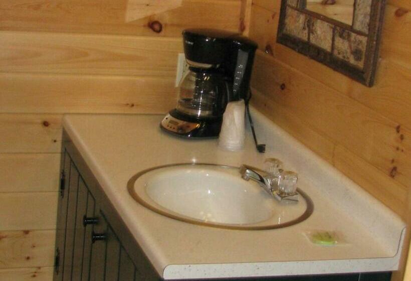 חדר סטנדרט עם מיטת קווין, Pine Knoll Hotel Lakeside Lodge & Cabin