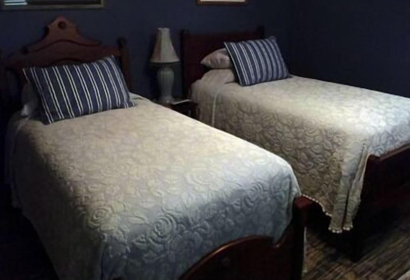 غرفة قياسية ثلاثية, The Destination B&b Llc