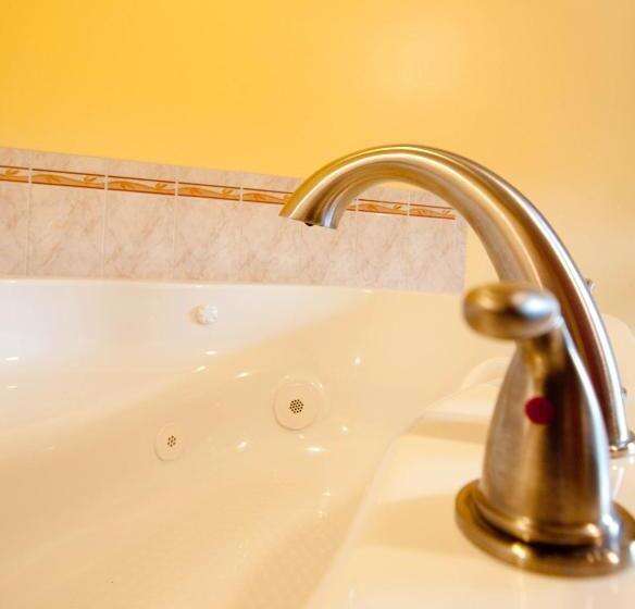 标准间带漩涡浴缸, At 9 Motel