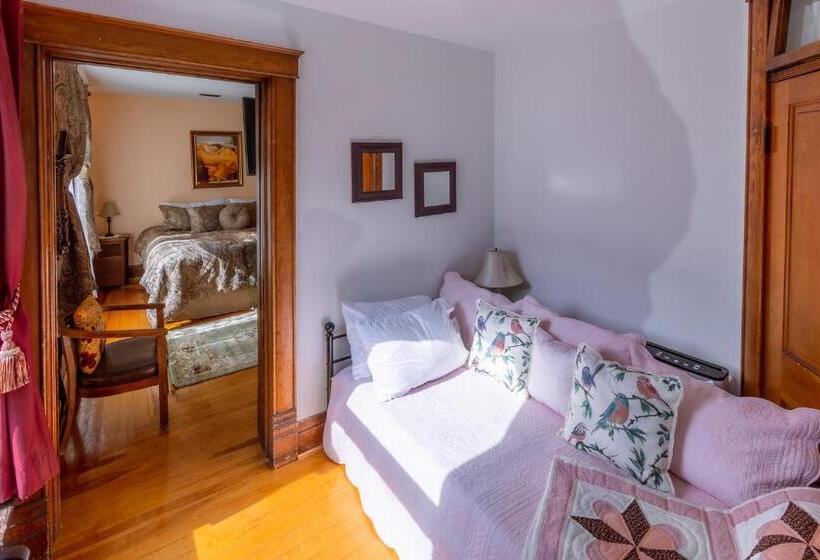 جناح مزوَّد بشرفة, 1899 Inn