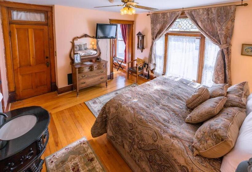 جناح مزوَّد بشرفة, 1899 Inn