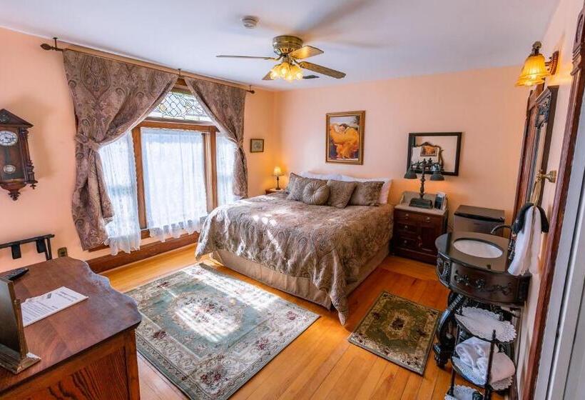 جناح مزوَّد بشرفة, 1899 Inn