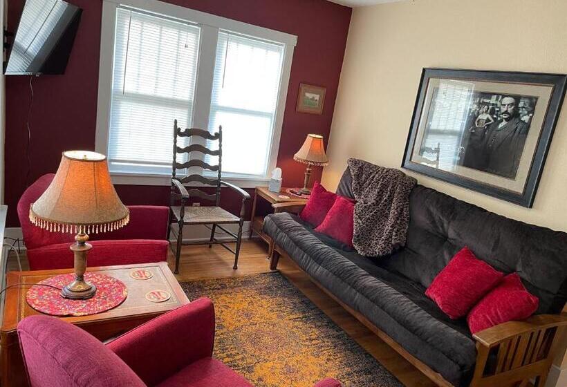 منزل غرفة نوم واحدة, 1899 Inn