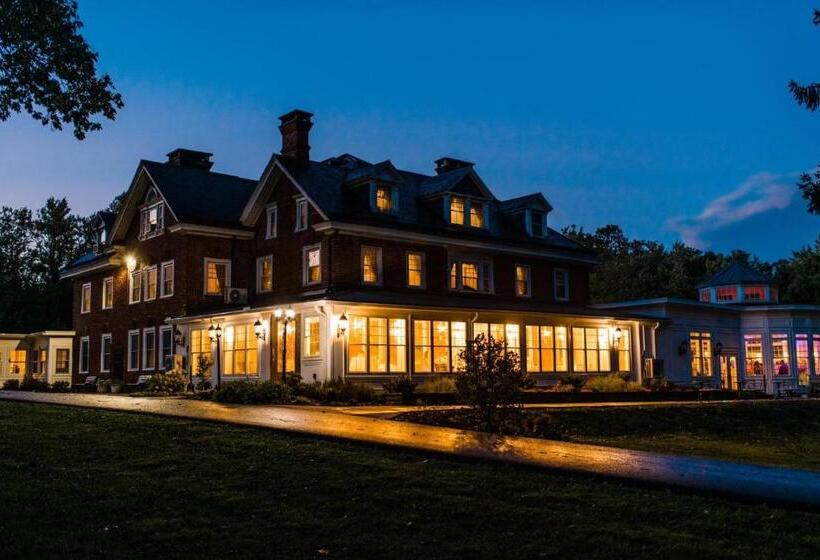 غرفة بريميوم رباعية, Cameron Estate Inn