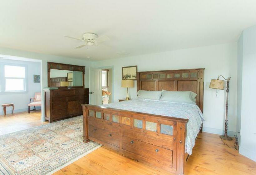 جناح سرير كينج, Riverhouse