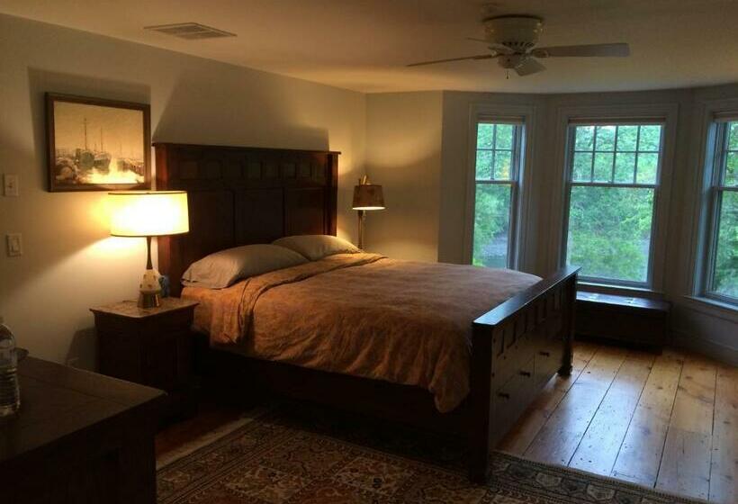 جناح سرير كينج, Riverhouse