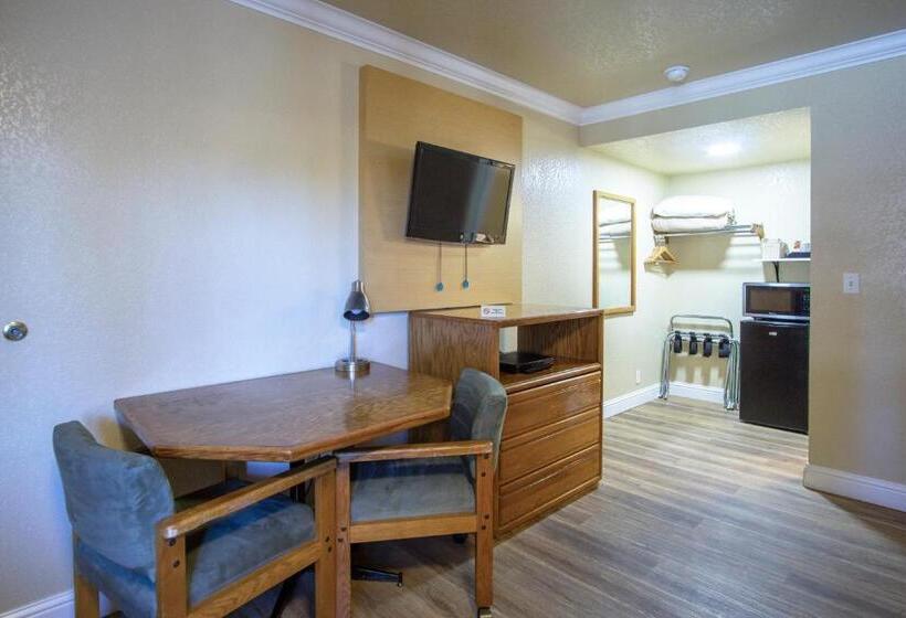 스탠다드 룸 킹사이즈 침대, Charm Motel & Suites