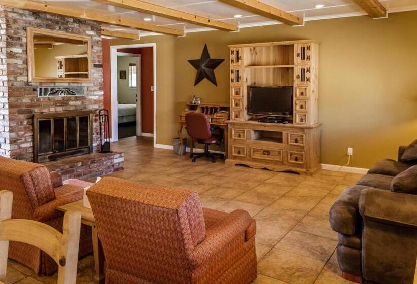 스위트, Charm Motel & Suites