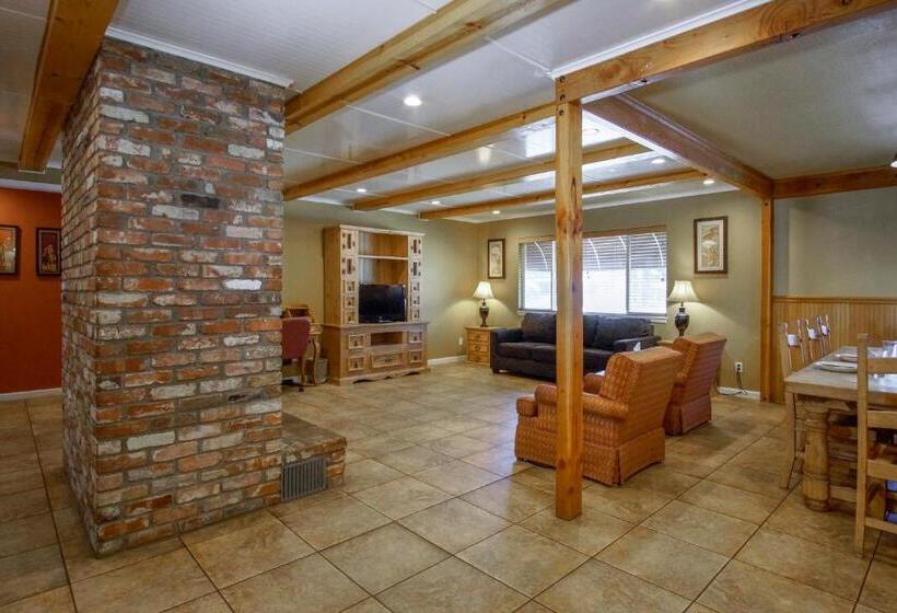 스위트, Charm Motel & Suites