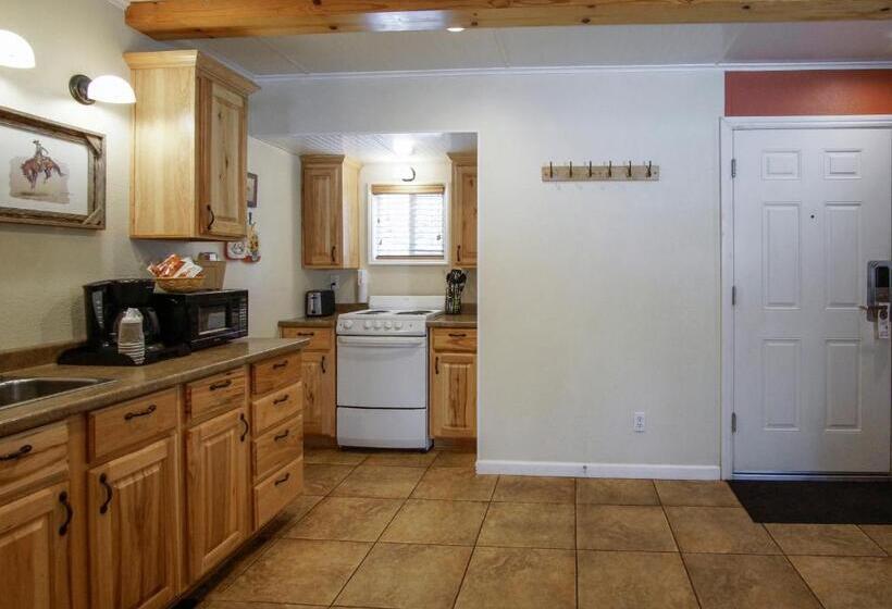 스위트, Charm Motel & Suites