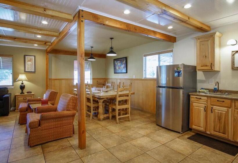 스위트, Charm Motel & Suites