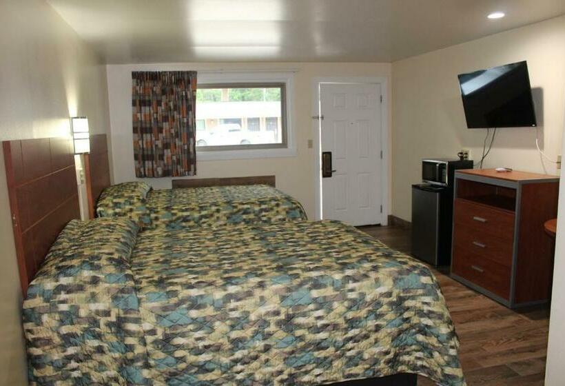 带2个双人床的标准工作室, Evergreen Inn And R.v