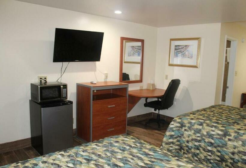 带2个双人床的标准工作室, Evergreen Inn And R.v