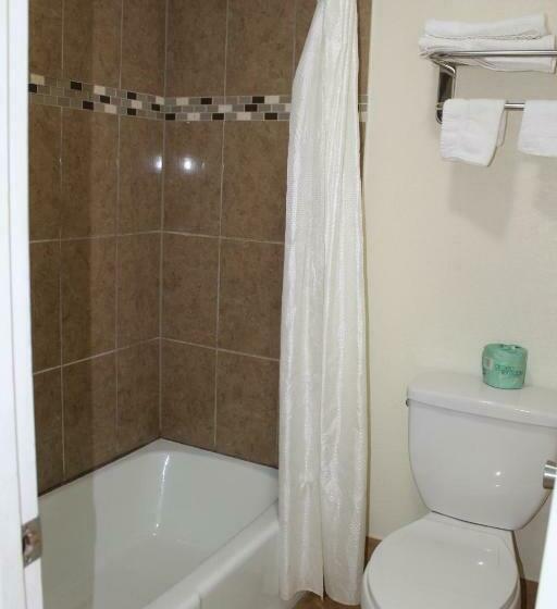 带2个双人床的标准工作室, Evergreen Inn And R.v