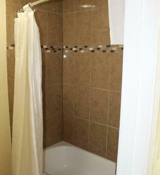 带2个双人床的标准工作室, Evergreen Inn And R.v