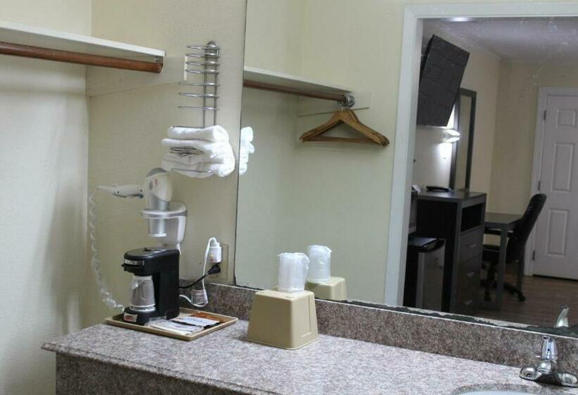 带2个双人床的标准工作室, Evergreen Inn And R.v