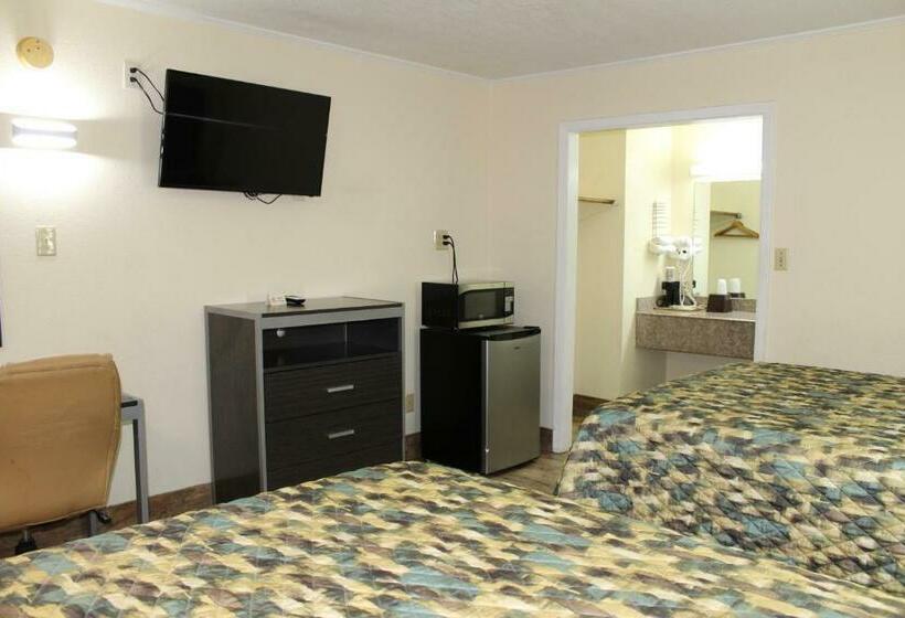 带2个双人床的标准工作室, Evergreen Inn And R.v