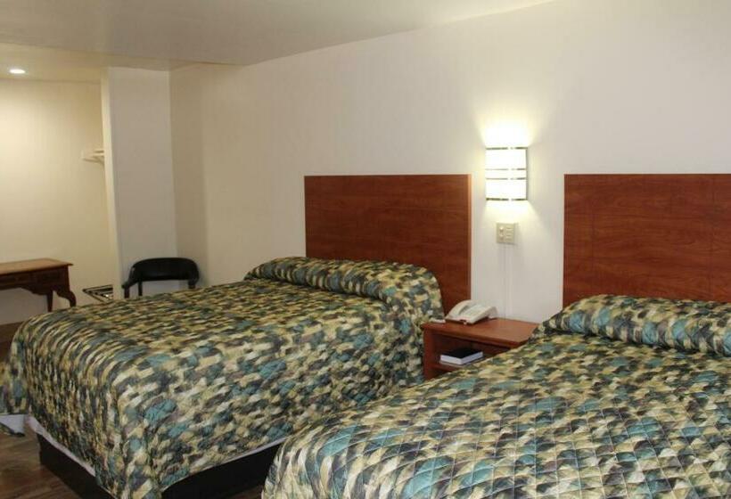 带2个双人床的标准工作室, Evergreen Inn And R.v