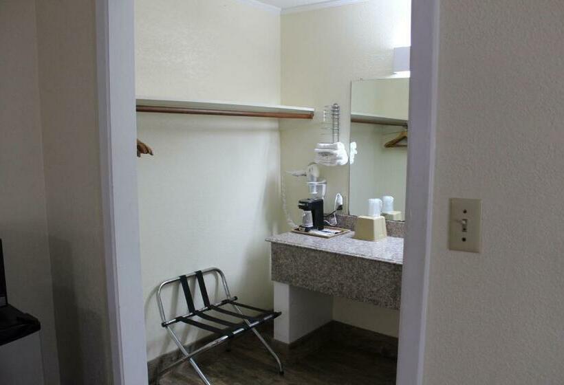 带大床的标准间, Evergreen Inn And R.v