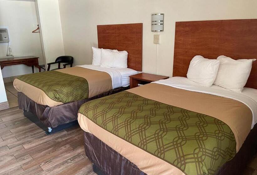 带2个双人床的标准工作室, Evergreen Inn And R.v