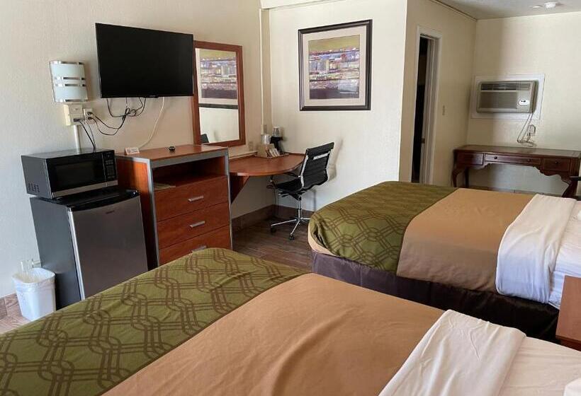 带2个双人床的标准工作室, Evergreen Inn And R.v