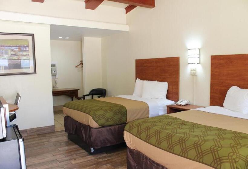 带2个双人床的标准工作室, Evergreen Inn And R.v