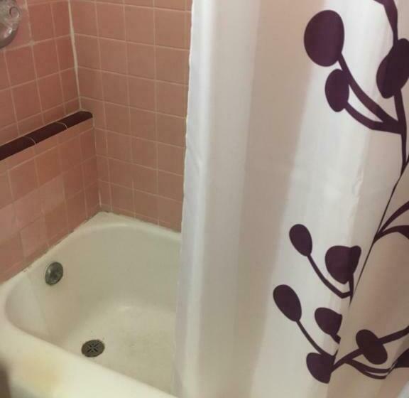 غرفه قياسيه سريرين مزدوجين, Nassau Holiday Motel