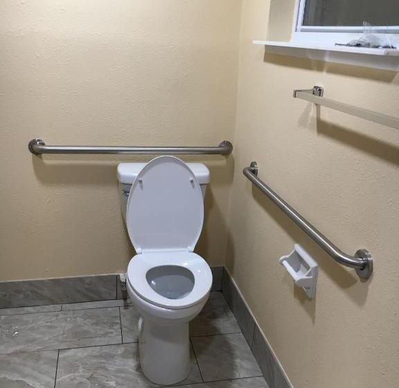 غرفة قياسية سرير كينج لذوى الإحتياجات الخاصة, Nassau Holiday Motel