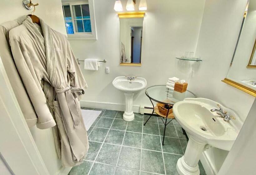 غرفة ديلوكس سرير كينج, Otter's Pond Bed And Breakfast