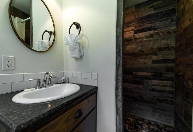 小室, Eagle Cap Chalets